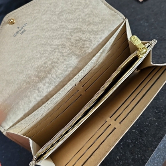 LOUIS VUITTON WOMENS CLUTCH - Picture 2 of 6